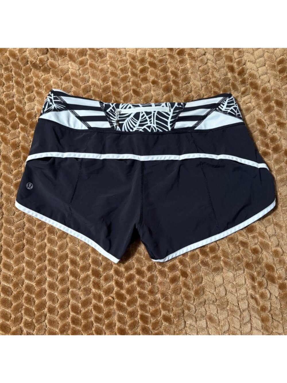Lululemon Speed Shorts 2.5" Mid Rise Black & Angel Wing Running Size 6 - Picture 4 of 10